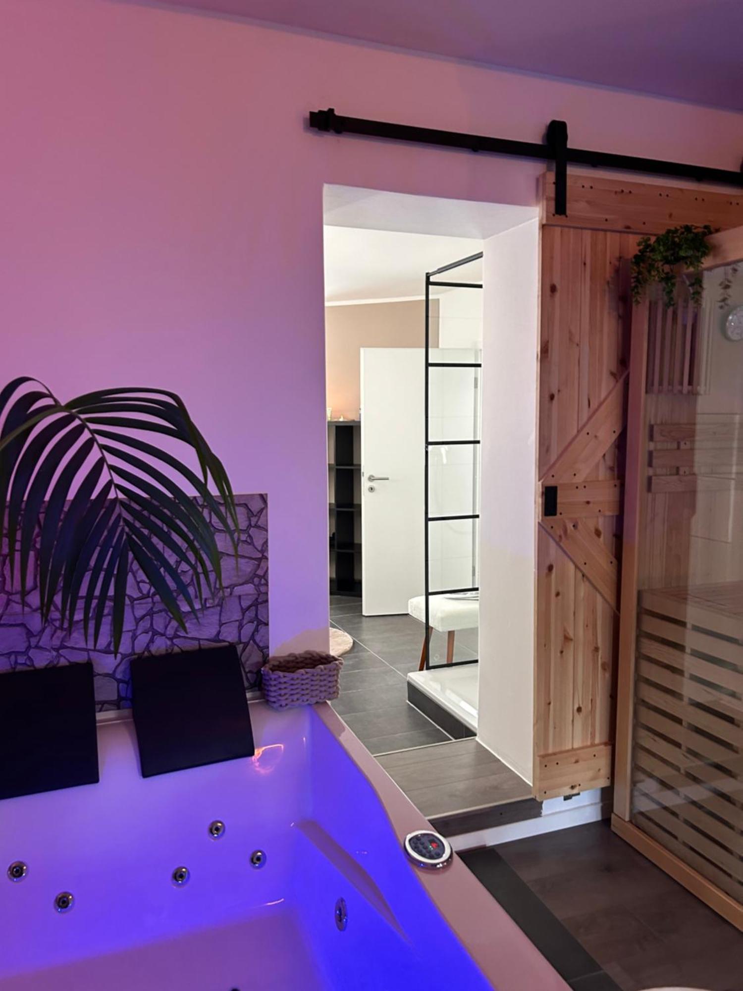 Wellness Mit Whirlpool Und Sauna *